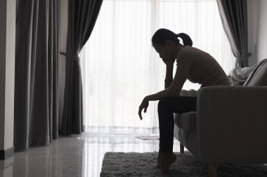 Şiddetli sorunları olan üzgün bir kadının silueti. Zihinsel sorunlar. Hayat sorunları. Karanlık aile içi şiddet. Stres yüzünden. Şiddet. Depresyon ve intihar kavramı.