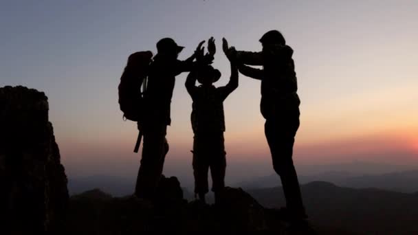 Sylwetki Grupy Udanych Wspinaczy Szczycie Góry Powodzeniem Osiągając Swój Cel — Wideo stockowe