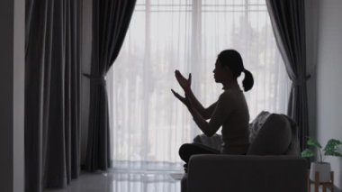 Tanrı 'ya dua eden bir kadın silueti. Duaya dayalı dine ve Tanrı' ya olan yüksek inanç. Umudun, aşkın ve bağlılığın gücü..