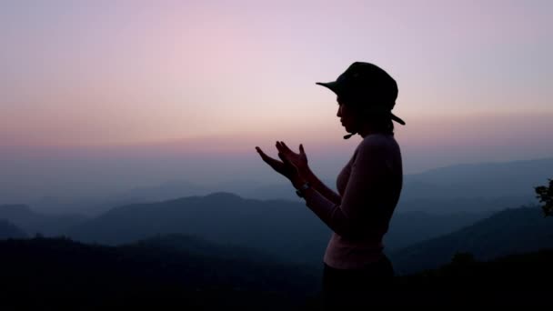 Sziluettje Imádkozik Istenhez Legmagasabb Hit Vallás Hit Istenben Alapuló Ima — Stock videók