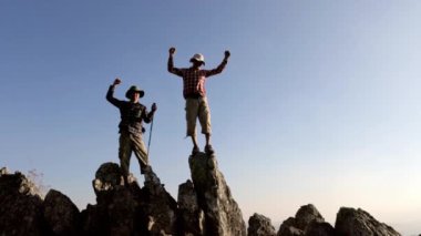 Zirveye tırmanan dağcıların başarısı. Liderlik kavramı hedefle, büyümeyle, yükselişle, kazanmayla ve hedefle başarılı. 