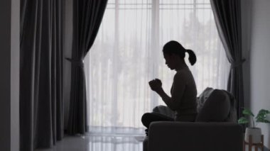 Genç kadın Tanrı 'ya dua etti ve İncil okudu. Hristiyanlık kavramı mücadele ve zaferler. Yüce inanç. Tanrıya şükürler olsun. Ruhsal ve dini olarak 45 bin yavaş çekim..