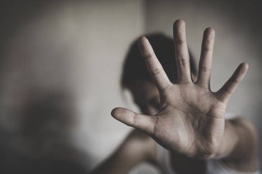 Depresyonda olan genç bir kadın, aile içi şiddet, tecavüz, dövülmüş ve tecavüze uğramış, aile içi şiddet. Boşluğu kopyala.