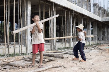 Çocuk işçi konsepti. İnşaat alanında çalışan çocuklar, fakir çocuklar, yoksulluk.. 
