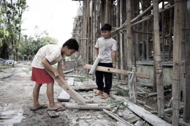 Çocuk işçi konsepti. İnşaat alanında çalışan çocuklar, fakir çocuklar, yoksulluk.. 