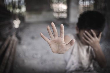 Çocuk, şiddete ve acıya karşı kampanya yürütmek için işe yaramayacağını işaret ediyor. Çocuk şiddetini suistimal etmeyi bırak. İnsan Hakları Günü konsepti.