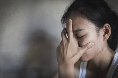 Kadınlarda depresyon kavramı. Aile içi şiddetin stres belirtileri, kadınların istismarına son verme kavramı.