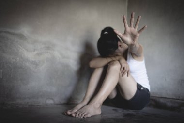 Kadınlara karşı şiddet kavramı. Kadınlara yönelik cinsel taciz ve şiddeti durdurun, insan hakları ihlalleri, insan kaçakçılığı, kopyalama alanı.