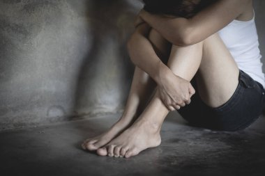 Zihinsel çöküntü yaşayan kişi, depresyon geçiren kadın, duygusal bozukluk, ruh sağlığı olan kadın, üzgün, düşünceli, yalnız başına dışarı bakan kadın..