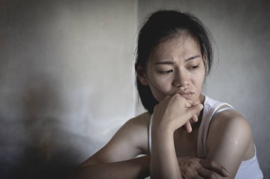 Zihinsel çöküntü yaşayan kişi, depresyon geçiren kadın, duygusal bozukluk, ruh sağlığı olan kadın, üzgün, düşünceli, yalnız başına dışarı bakan kadın..