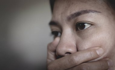 Kadınlara karşı şiddet kavramı. Kadınlara yönelik cinsel taciz ve şiddeti durdurun, insan hakları ihlalleri, insan kaçakçılığı, kopyalama alanı.