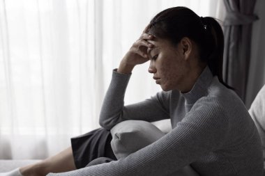 Depresyon, akıl sağlığı sorunu. Kanepede oturan Asyalı genç kadın depresyonda. Kadınlar stresli ve depresif..