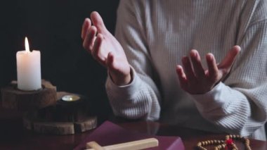 Sabahları kutsal İncil 'in üzerinde dua eden bir kadın. İncil okuyan kadın eli. İnanç, maneviyat ve din kavramında kutsal bir İncil üzerine dua etmek için eller kavuşturuldu..