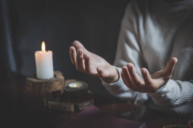  Daha iyi bir hayat dilemek için Tanrı 'ya dua et. Af diliyor ve iyiliğe inanıyor. Hristiyan hayatı, Tanrı 'ya dua etmek. Dini kavramlar.