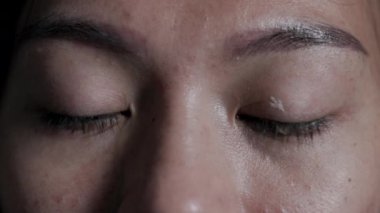 Ağlayan kadın, kederli, kederli, kederli, gözyaşı döken kadın, yakından bakan, üzgün, depresyonlu insanlar..