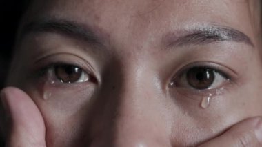 Ağlayan kadın, kederli, kederli, kederli, gözyaşı döken kadın, yakından bakan, üzgün, depresyonlu insanlar..