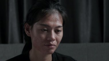 Ağlayan kadın, kederli, kederli, kederli, gözyaşı döken kadın, yakından bakan, üzgün, depresyonlu insanlar..