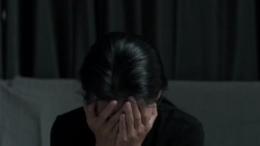 Ağlayan kadın, kederli, kederli, kederli, gözyaşı döken kadın, yakından bakan, üzgün, depresyonlu insanlar..
