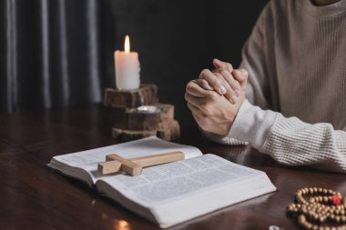 Kutsal İncil. İncil 'de dua eden tanınmamış bir kadının elleri,... duanın dayanağıdır..