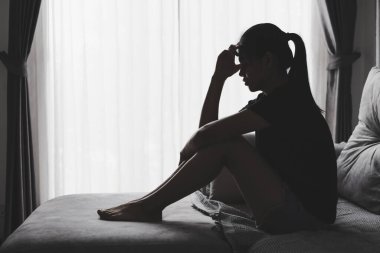 Depresyon ve depresyon belirtileri gösteren bir kadının silueti, Üzüntü, Endişe, Aile Sorunları, Akıl Hastalığı, Aile İçi Şiddet