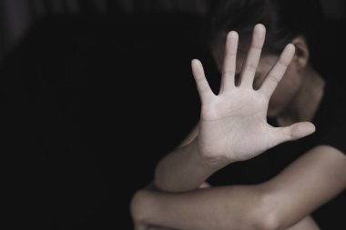 Kadınlara yönelik cinsel taciz ve şiddeti, tecavüz ve cinsel istismar kavramını, kadınlara yönelik şiddeti ve tecavüzü durdurma kavramını durdurun. Uluslararası Kadınlar Günü