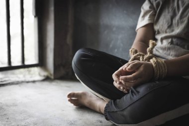 İnsan ticareti kavramı. Dünya İnsan Kaçakçılığına Karşı Günü. Çocukların elleri bir iple bağlandı. Şiddeti Durdur, Dehşete Düşür, İnsan Hakları Günü konsepti.