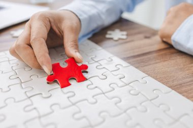 Son parçayı elle itmek, başarı planlama kavramını bitirmek, bulmacayı çözmek, mantıklı düşünmek, meydan okuma kavramı ve bulmacayı tamamlamak için çalışan kişi olarak kararlılık kavramı..