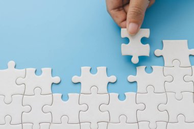 Son parçayı elle itmek, başarı planlama kavramını bitirmek, bulmacayı çözmek, mantıklı düşünmek, meydan okuma kavramı ve bulmacayı tamamlamak için çalışan kişi olarak kararlılık kavramı..