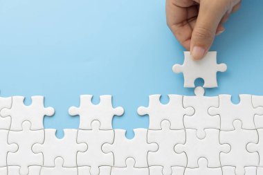 Son parçayı elle itmek, başarı planlama kavramını bitirmek, bulmacayı çözmek, mantıklı düşünmek, meydan okuma kavramı ve bulmacayı tamamlamak için çalışan kişi olarak kararlılık kavramı..