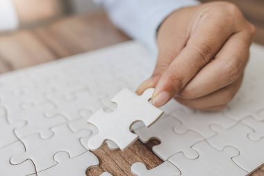 Son parçayı elle itmek, başarı planlama kavramını bitirmek, bulmacayı çözmek, mantıklı düşünmek, meydan okuma kavramı ve bulmacayı tamamlamak için çalışan kişi olarak kararlılık kavramı..