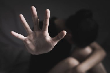 Kadın, caydırmak için elini kaldırdı. Kampanya, kadınlara yönelik şiddeti durdurdu. cinsel istismar, insan kaçakçılığı, aile içi şiddet uluslararası kadınlara tecavüz,