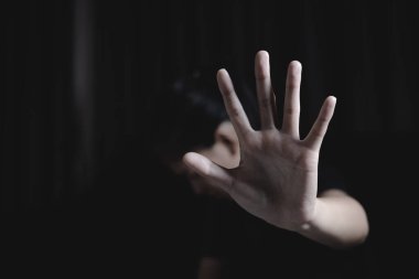 Kadın, caydırmak için elini kaldırdı. Kampanya, kadınlara yönelik şiddeti durdurdu. cinsel istismar, insan kaçakçılığı, aile içi şiddet uluslararası kadınlara tecavüz,