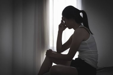 Kadınlar yalnız ve üzgün, psikolojik ve zihinsel sorunlar, kötü bir ilişkiden muzdarip veya ayrılık, depresyon, kadınlara karşı şiddet.