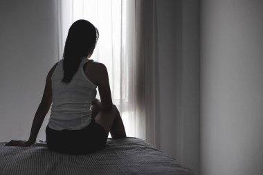 Depresyonda olan genç bir kadın, aile içi şiddet ve tecavüz, dövülmüş ve tecavüze uğramış, köşede oturmuş, boşluğu kopyalıyor. Uluslararası Kadınlar Günü