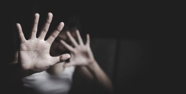 Kadınlara karşı şiddet eylemlerini durdurma kavramı. Kadınlara yönelik şiddeti ve cinsel istismarı durdurun..