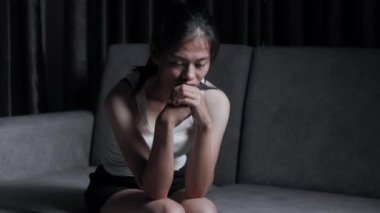 Depresyonda olan bir kadın yatak odasında oturur ve pencereden dışarı bakar. İlişkide Depresyon Sorununun Atmosferi, Ailede Ölüm. Stres ve aile sorunları kavramı.