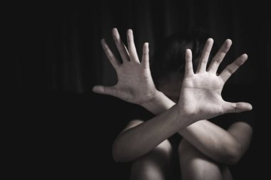 Arka planda bulanık el hareketleriyle dur hareketi yapan bir kadına yaklaş. Kadınlara karşı şiddeti durdurun. Gözdağı vermek ve kadınları taciz etmek. Fiziksel ve psikolojik taciz.