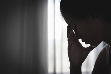 Depresyondaki kadınlar. Kadınlara karşı şiddeti durdurun. Gözdağı vermek ve kadınları taciz etmek. Fiziksel ve psikolojik taciz. Duygusal ve psikolojik şiddet.