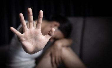 Arka planda bulanık el hareketleriyle dur hareketi yapan bir kadına yaklaş. Kadınlara karşı şiddeti durdurun. Gözdağı vermek ve kadınları taciz etmek. Fiziksel ve psikolojik taciz.