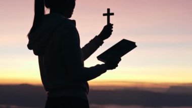  Kişi silueti avuçlarını aç ve Tanrı 'ya dua et Katolik paskalya ruhlu zihnin Hıristiyan dinine dua etmesine yardım et. Dua eden kadın sabah gün doğarken Tanrı 'ya dua eder..