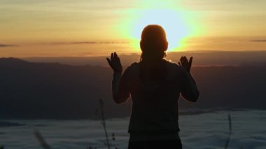 İhanet ve haçtan önce dua eden kadın silueti, gethsemane, dua bakanlığı videosu..