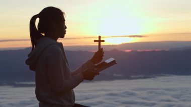 İhanet ve haçtan önce dua eden kadın silueti, gethsemane, dua bakanlığı videosu..