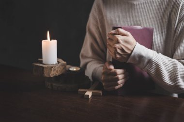 Hristiyan hayatı, Tanrı 'ya dua etmek. Daha iyi bir hayat dilemek için Tanrı 'ya dua et. Kadın elleri Tanrı 'ya dua ediyor.