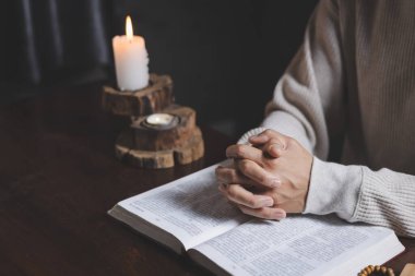 Kadın elleri Tanrı 'nın kutsaması için dua ediyor. Dua eden eller dine ve Tanrı 'ya olan inançla kutsanmış arka plan.