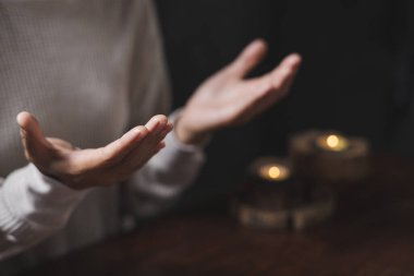 Kişi elini kaldırır, Tanrı 'ya dua eder Katolik paskalya ruhuna tövbe eder, Hıristiyan dine dua eder. Dua eden kadın sabah gün doğarken Tanrı 'ya dua eder..