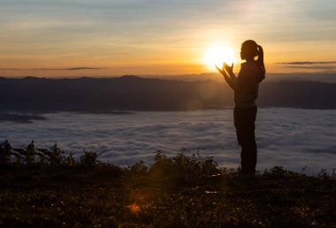 İnsanoğlu dağın tepesinde ve günbatımında elini kaldırır, Özgürlük ve seyahat macerası konsepti. Dini inançlar, alanı kopyala.