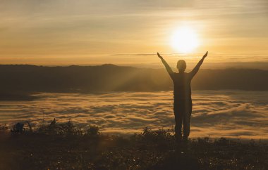 İnsanoğlu dağın tepesinde ve günbatımında elini kaldırır, Özgürlük ve seyahat macerası konsepti. Dini inançlar, alanı kopyala.