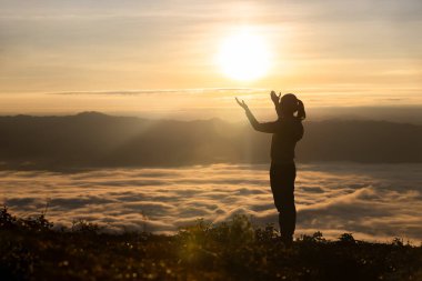 Kızın silueti dağlarda Tanrı 'yı düşünmesi için dua etti, Tanrıya şükrediyoruz..