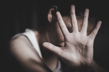 El yazısı bulanık Asyalı kadınlar aile içi şiddeti ve istismarı protesto eden genç kadınlar, zorbalığa, cinsiyet ayrımcılığına hayır diyen Asyalı kadınlar.
