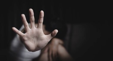 El yazısı bulanık Asyalı kadınlar aile içi şiddeti ve istismarı protesto eden genç kadınlar, zorbalığa, cinsiyet ayrımcılığına hayır diyen Asyalı kadınlar.